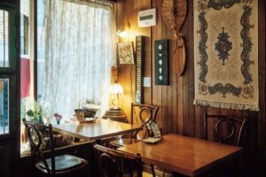 民芸品が壁を彩る店内