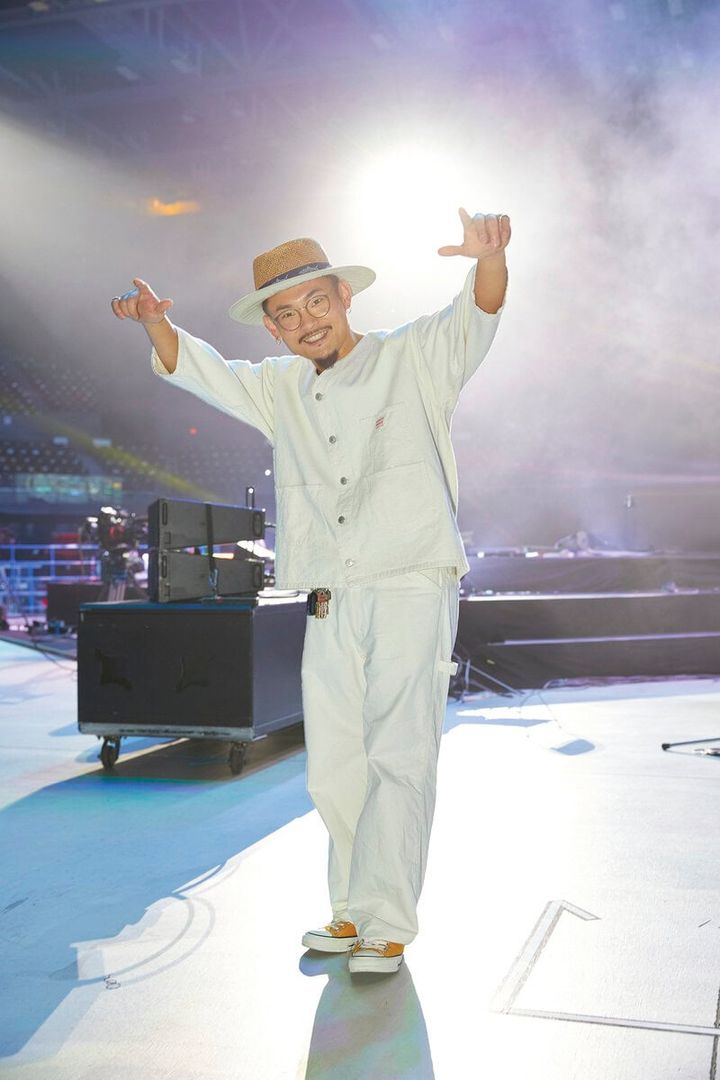 List::XメンバーSHO-HEYの私服スナップ