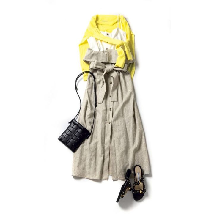 ワンピをレイヤードしたようなデザイン。麻綿素材。ワンピース7万1500円（リブ ノブヒコ／ハルミ ショールーム） カーディガン4万9500円（ジョンスメドレー／リーミルズ エージェンシー） バッグ1万2100円（アンタイトル） サンダル7万400円（ネブローニ／ピモンテ）