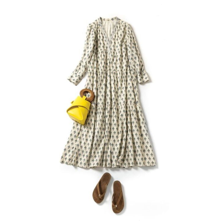 優しいペイズリー柄に癒される♡ ワンピース3万8500円（ヌキテパ／パサンド バイ ヌキテパ） バッグ2万7500円（ラ・ヴェニール／D.L.T） サンダル2万900円（レインボー サンダルズ フォー RHC／RHC ロンハーマン）