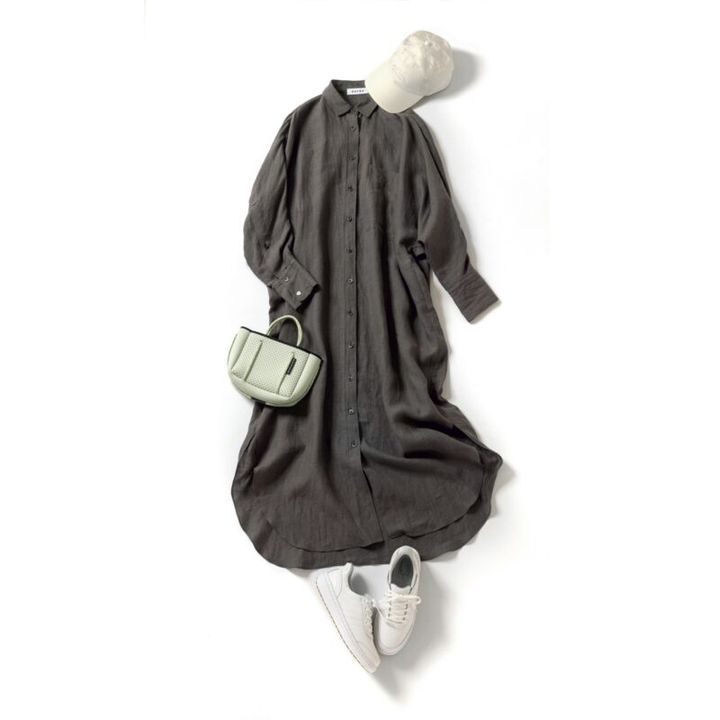 雰囲気のある表情は希少なベルギー産リネンならでは。ワンピース5万3900円（サクラ／インターリブ） キャップ9350円（アメリカーナ フォー サロン／サロン アダム エ ロペ） バッグ3万9600円（ステート オブ エスケープ／リトルリーグ インク） スニーカー2万9700円（オーソフィート／ベネクシーカスタマーサービス）