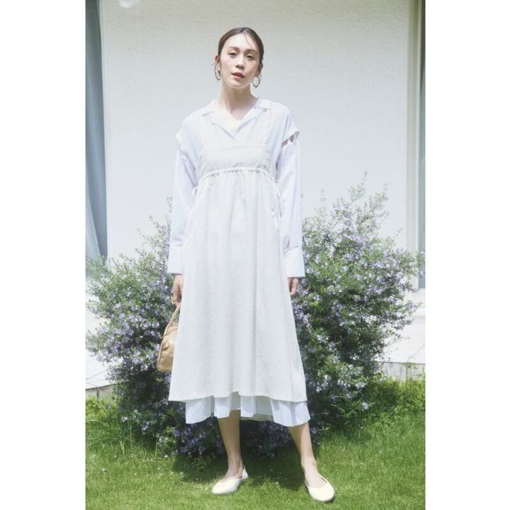 異素材で作るオールホワイトでワンランク上の装いに。ワンピース5万9400円（イコールメント） バッグ3万9600円（マウリツィオ タユーティ／ピモンテ） シューズ2万5300円（ピモンテ） ピアス9900円（jewel tree／ロードス） リング3万800円（ピモンテ）