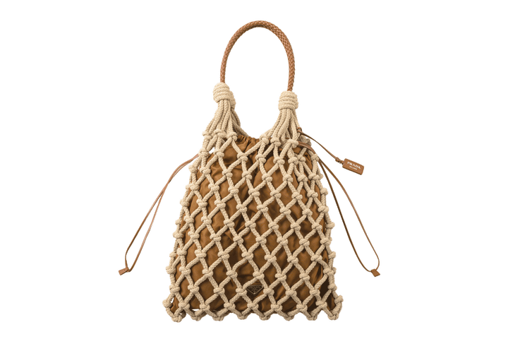 〈プラダ〉のトートバッグ