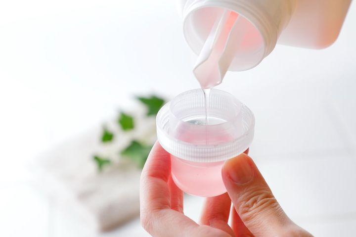 柔軟剤を入れ過ぎた場合に生じる可能性がある症状とは？（画像はイメージ）