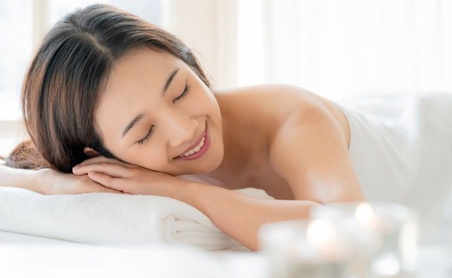 リラックスする女性