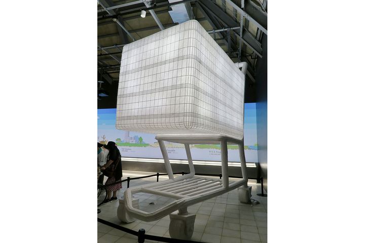 日本の伝統祭「ねぶた」の技術でつくられた「いのちのカート」には、日本人が食べる約10年分の食材が入るそうです。すごい量！