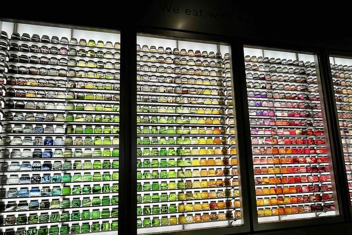 日本人が食べる約300種の食材を816本の瓶に閉じ込めてカラフルなショーウィンドウにした「いのちの色」。
