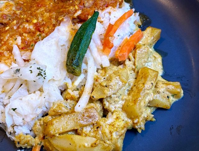 成城石井 自家製 混ぜて食べる！スリランカ風チキンとジャガイモのあいがけカレー３