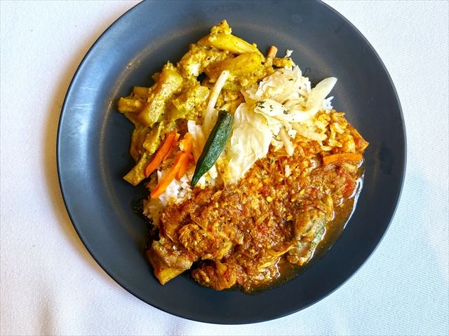成城石井 自家製 混ぜて食べる！スリランカ風チキンとジャガイモのあいがけカレー２