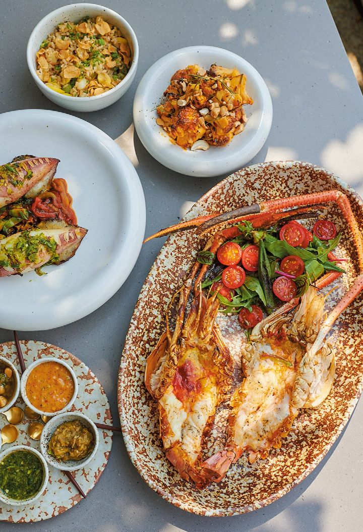 全席アウトドアでリバーサイドビューな「CHAO PHRAYA TERRACE」。