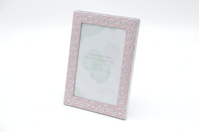 ダイソーのアルミフォトフレームのフラワー、L判