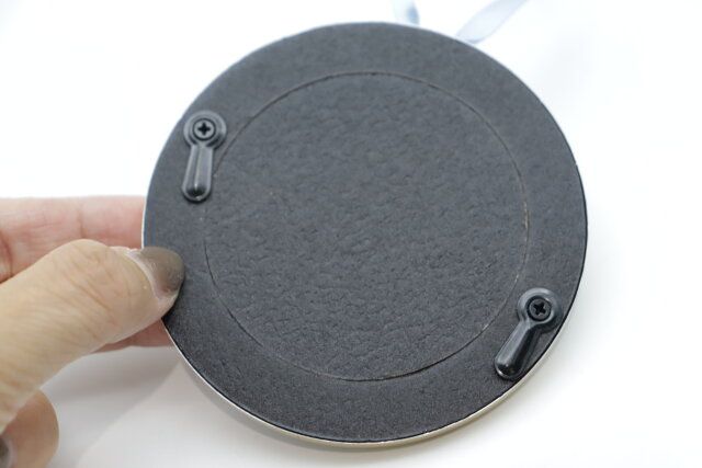 ダイソーのアルミ壁掛けフォトフレームの丸型の裏