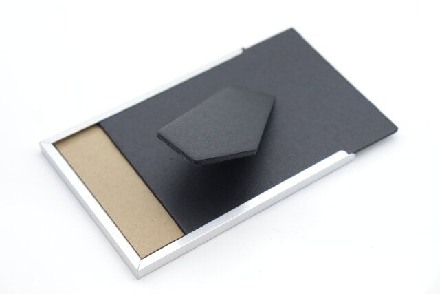 ダイソーのアルミフォトフレームの裏