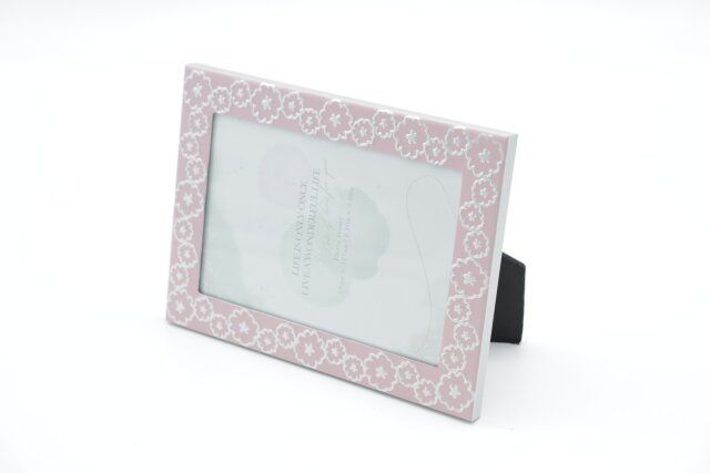 ダイソーのアルミフォトフレームは縦でも横でも置ける