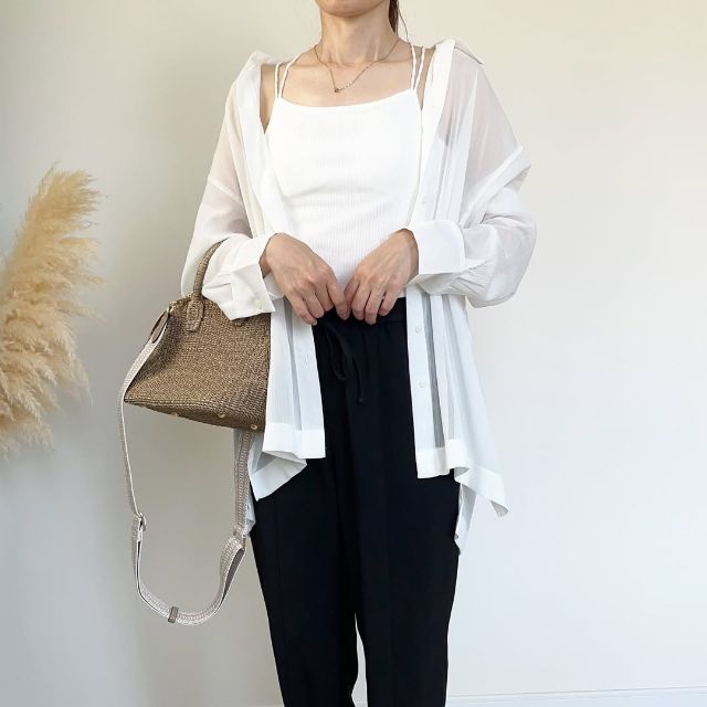 白のシアーシャツを羽織ったコーデ
