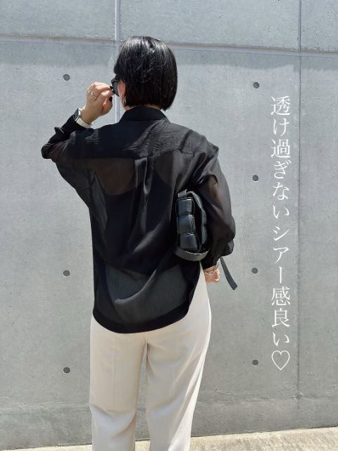 黒のシアーシャツを着たコーデの後ろ姿