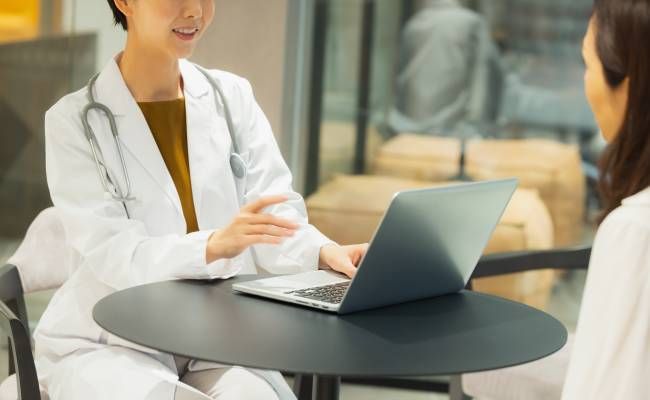 医師の診察を受ける女性にイメージ