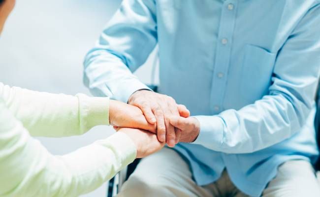 手を握り合う夫婦の手元のイメージ