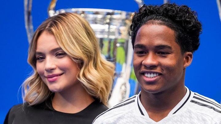 新婚旅行で日本に！19歳の世界的スター、恋人契約で話題になった新妻と来日！着物姿も投稿