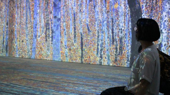 ベンチから見る「クリムト・アライブ」