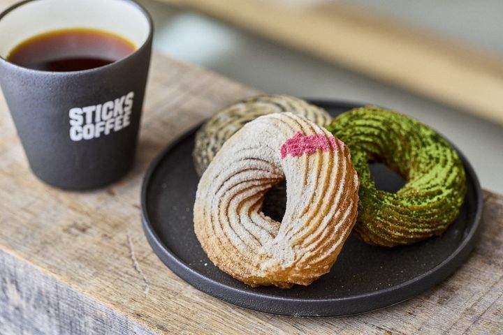 「チュロス」和三盆、宇治抹茶、黒胡麻きな粉 各400円、「コーヒー（ジャバフリンザエステイト）」600円