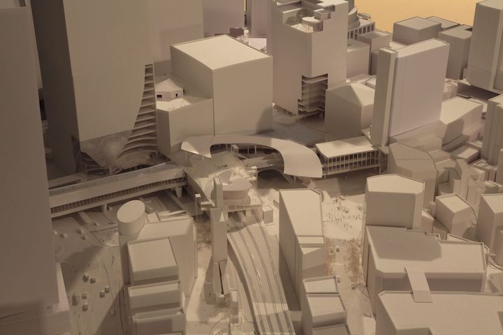 「建築家・内藤廣 赤鬼と青鬼の場外乱闘in渋谷」（渋谷ストリーム ホール 7月25日〜8月27日）では、渋谷駅周辺の再開発を俯瞰できる。写真は渋谷駅周辺模型。Photo_ ©内藤廣建築設計事務所