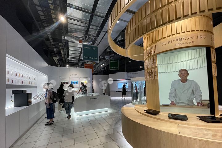 「みらいのフロア」で突然、現れるのがバーチャルな小野次郎さん。2025年秋に100歳になられるそう！