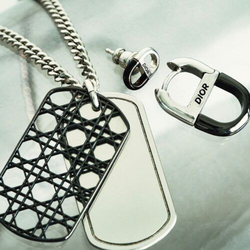 ディオール新作アクセの“重ねづけ”が今アツい！ネックレス＆ピアスで夏ストリートを制す