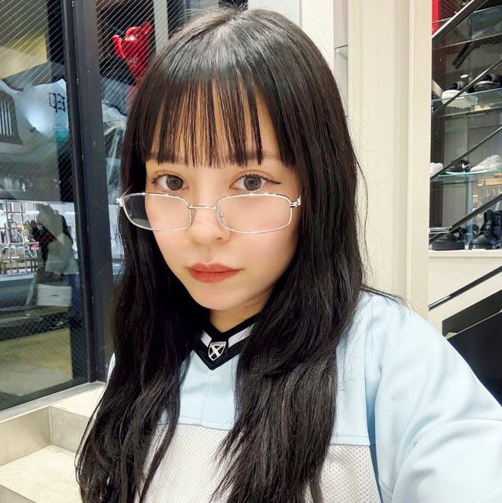 【SNAP】メンズライクコーデはメガネでハズす！ 福尾優佳さん 