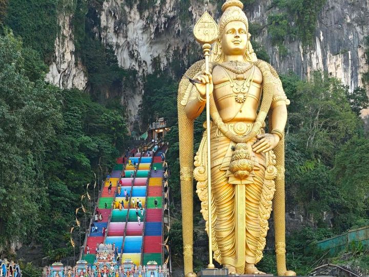 バトゥ洞窟の巨大な金色の神像