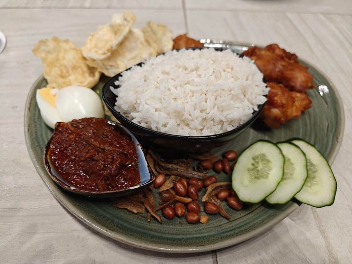 マレーシアの国民食「ナシレマ」