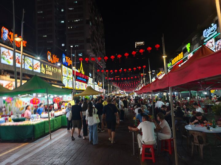 「ジャラン・アロー」のナイトマーケット