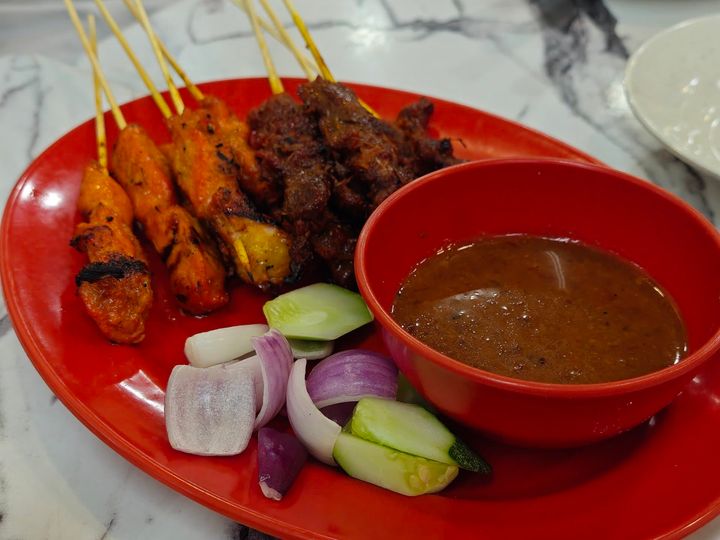 マレー風ソースにつけて食べる鶏肉の串焼き「サテ・アヤム」
