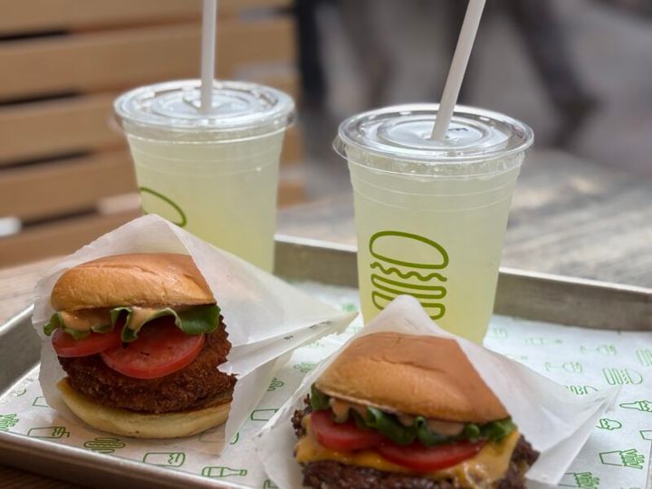 Shake Shackのハンバーガーとキューカンバーミントレモネード
