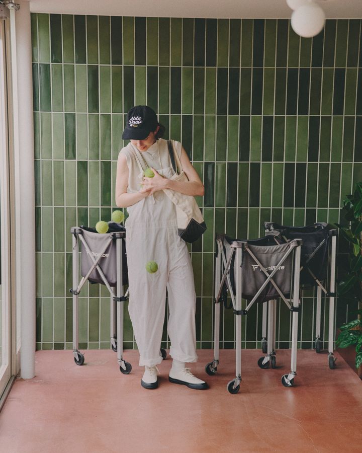 オールホワイトの日に選びたい、ブラックソールの白スニーカー【FUDGE dig.｜白スニーカーと5日間のスタイルゲーム。DAY5】