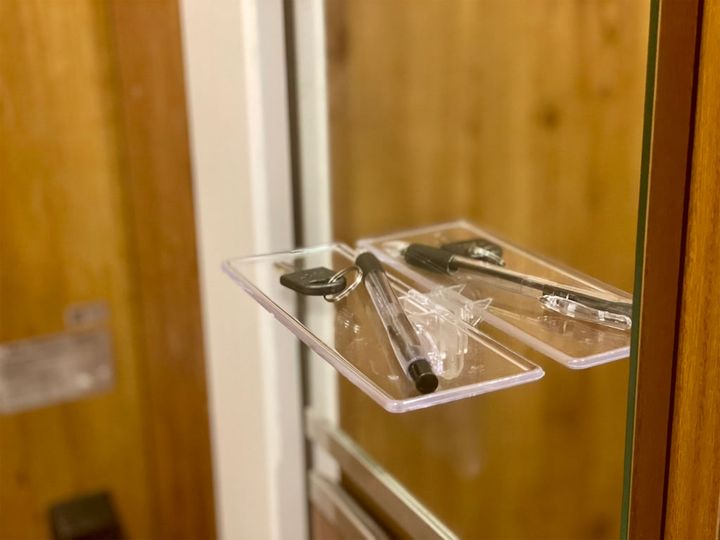 貼ってはがせる 小物置きトレイ