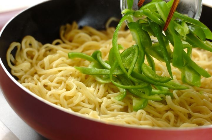 フライパンでつくるソース焼きそば 野菜たっぷり by保田 美幸さんの作り方4