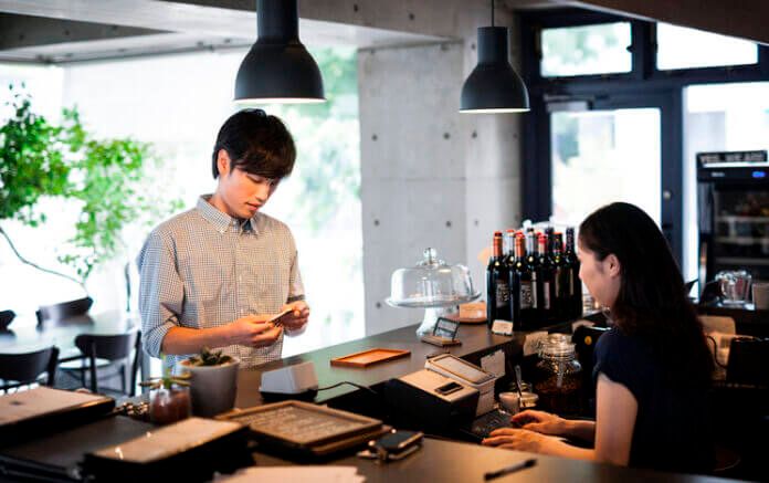 「それしちゃうんだ…」デートでしてしまうとダサい行動を男女別に紹介