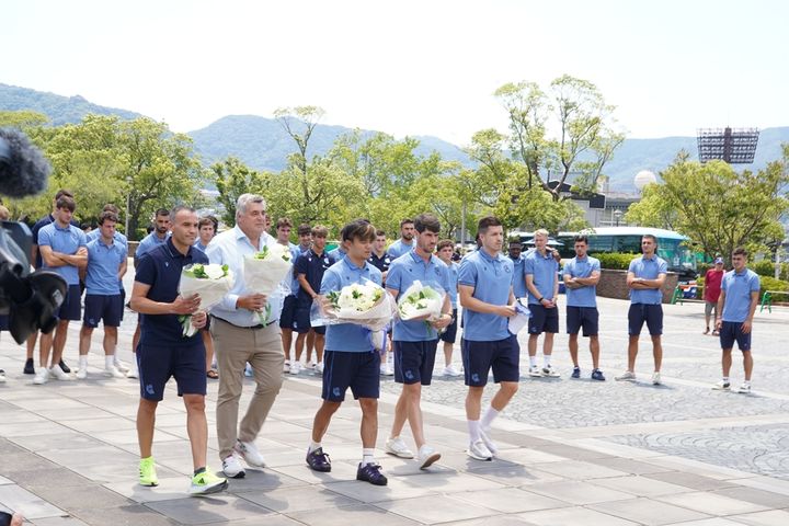 来日中のスペイン名門、長崎原爆資料館と平和公園を訪問「亡くなられた方々の想いを強く感じることができた」
