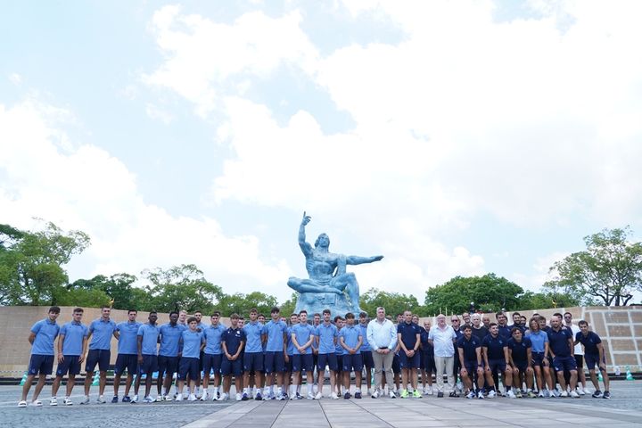 来日中のスペイン名門、長崎原爆資料館と平和公園を訪問「亡くなられた方々の想いを強く感じることができた」