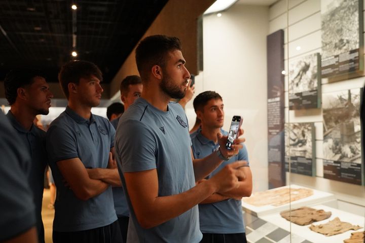 来日中のスペイン名門、長崎原爆資料館と平和公園を訪問「亡くなられた方々の想いを強く感じることができた」