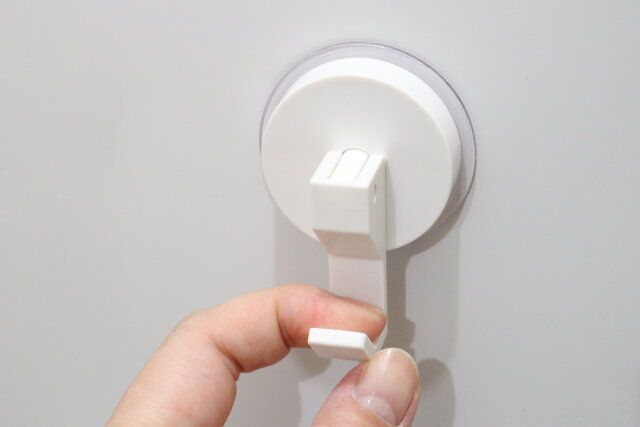 ダイソーのレバー式吸盤フック（中、3個）5