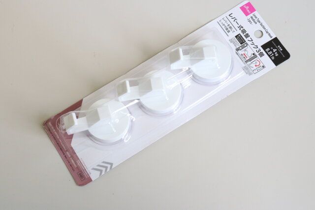 ダイソーのレバー式吸盤フック（中、3個）2