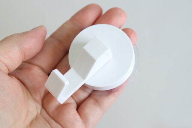 ダイソーのレバー式吸盤フック（中、3個）3