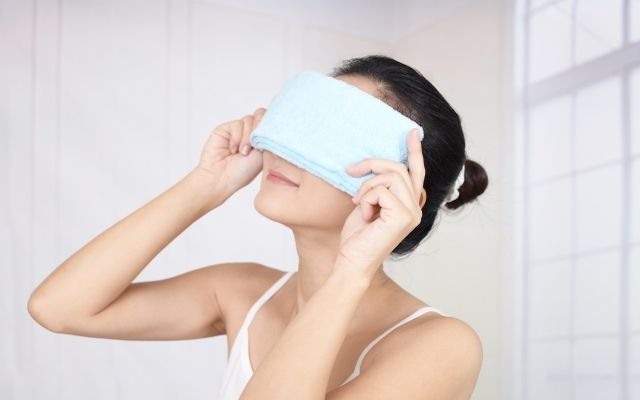 目を温める女性