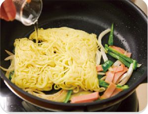 中華蒸し麺で問題解決！食べやすい「焼きそばナポリタン」弁当【最新号からちょっと見せ】の画像2