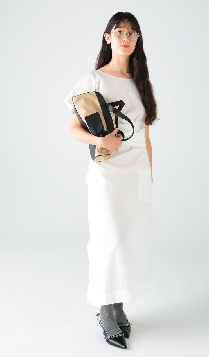 上品でひとひねりあるソウル発のブランドの横長バッグ。