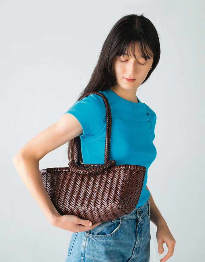 緻密な編み目とレザーの光沢に上質感が漂う横長バッグ。