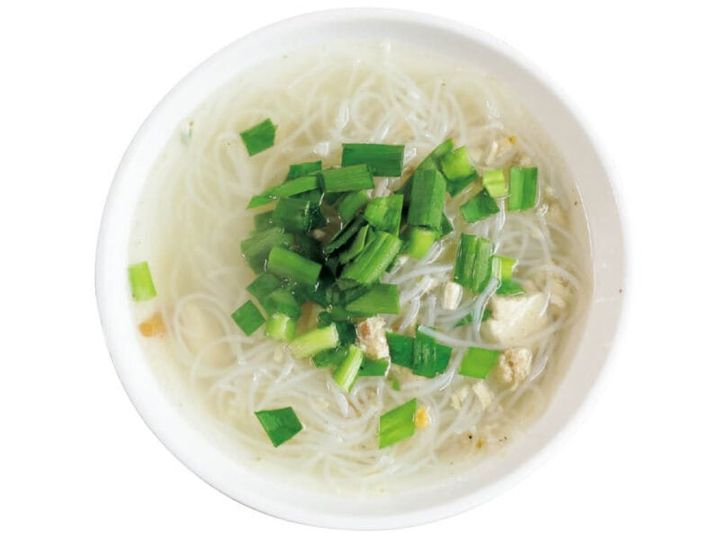 迪化街にあるビーフン店。営業時間は6:00-13:00で、午後は定食屋さんに貸しているため別の店に。ビーフンスープ（小）45元。