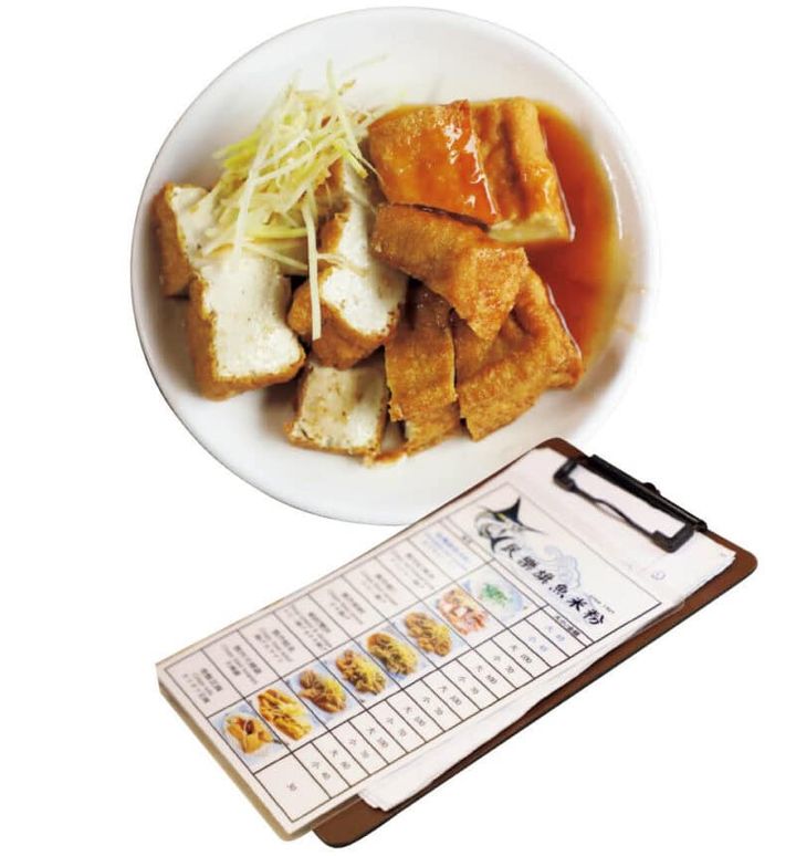 生姜がのった厚揚げ豆腐（30元）のほか、牡蠣やエビのから揚げのメニューもある。